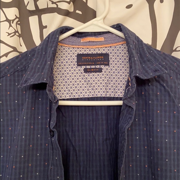 Button down - Picture 2 of 3